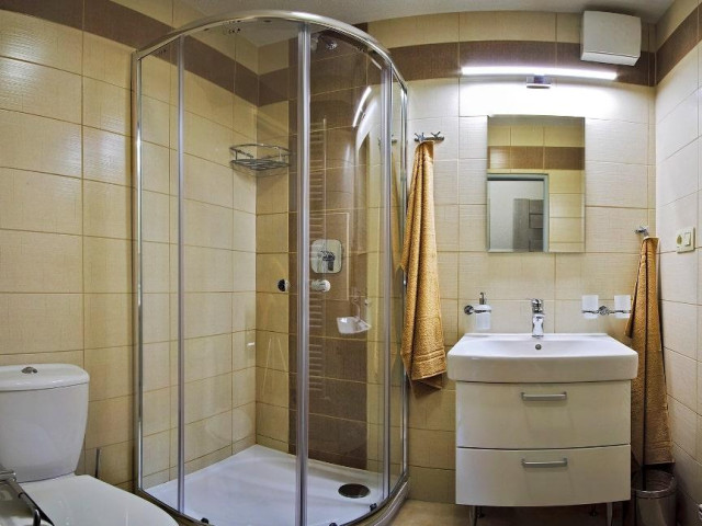 Apartmán č. 1 - Kúpeľňa so sprchovacím kútom a WC