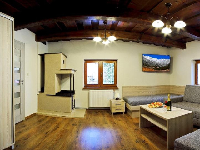 Apartmán č. 1 - Spoločenská miestnosť s TV a krbovou pecou.