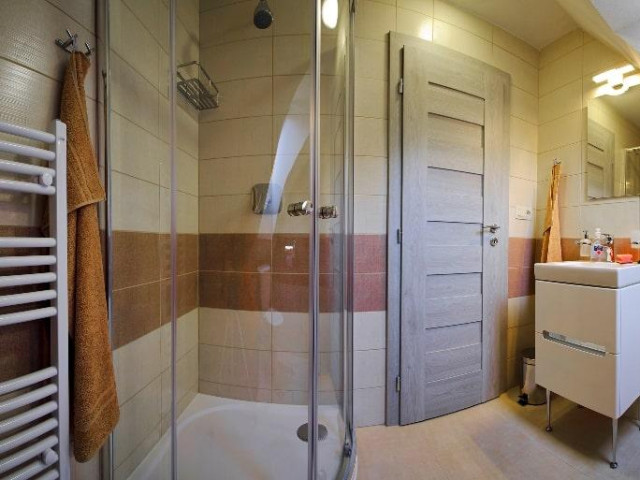 Apartmán č. 2 - Kúpeľňa so sprchovacím kútom a WC